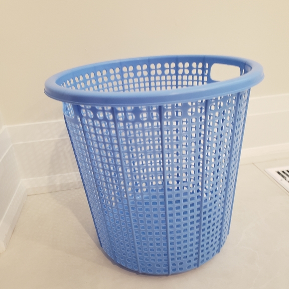 Plastic blue bin/ basket/ container/ garbage - Picture 3 of 5
